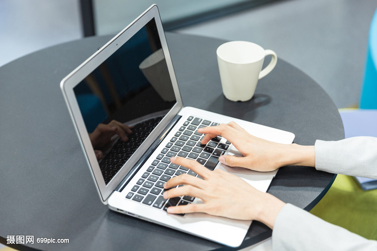 商務女性的數字伙伴 計算機在現代辦公中的卓越表現